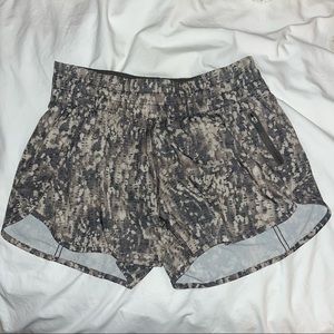 Lululemon Tracker Mid-Rise Short 4”